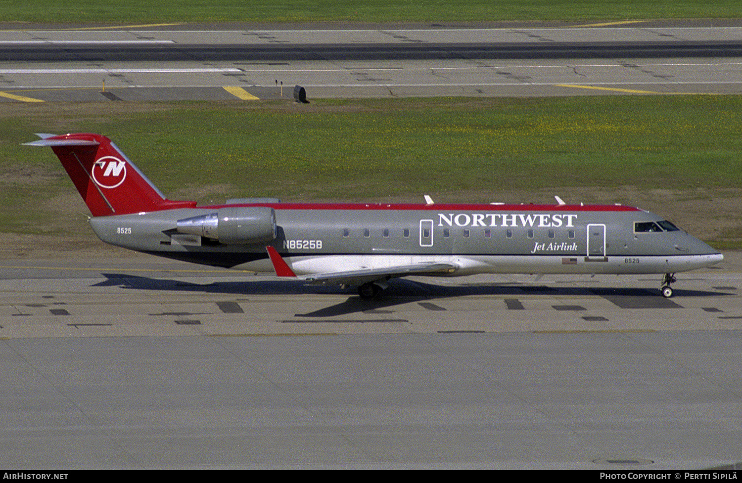 Aircraft Photo of N8525B | Bombardier CRJ-200ER (CL-600-2B19) | Northwest Jet Airlink | AirHistory.net #185465