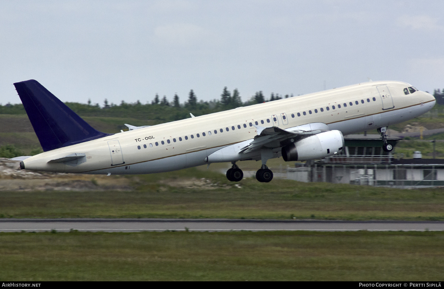 Aircraft Photo of TC-OGL | Airbus A320-232 | Atlasjet Airlines | AirHistory.net #189560