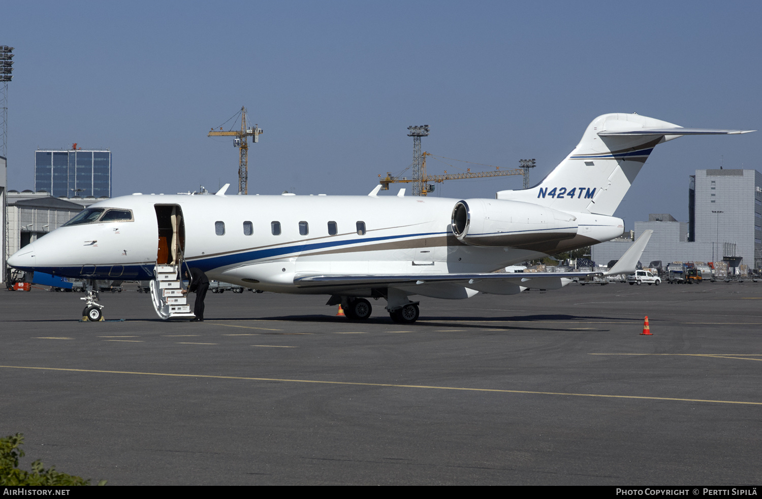 Aircraft Photo of N424TM | Bombardier Challenger 300 (BD-100-1A10) | AirHistory.net #190844