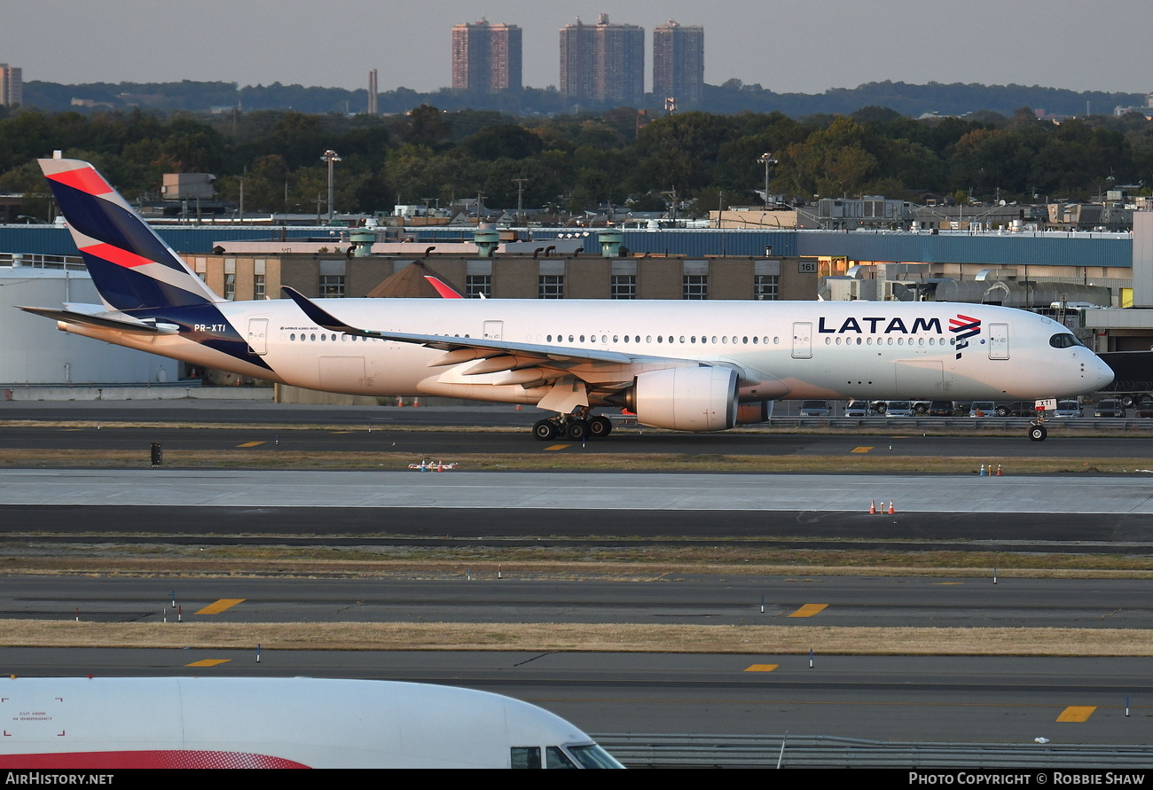 Aircraft Photo of PR-XTI | Airbus A350-941 | LATAM Airlines | AirHistory.net #193521