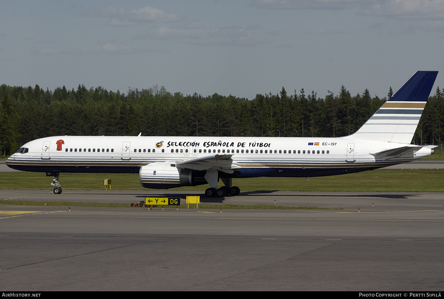 Aircraft Photo of EC-ISY | Boeing 757-256 | Privilege Style | AirHistory.net #198310