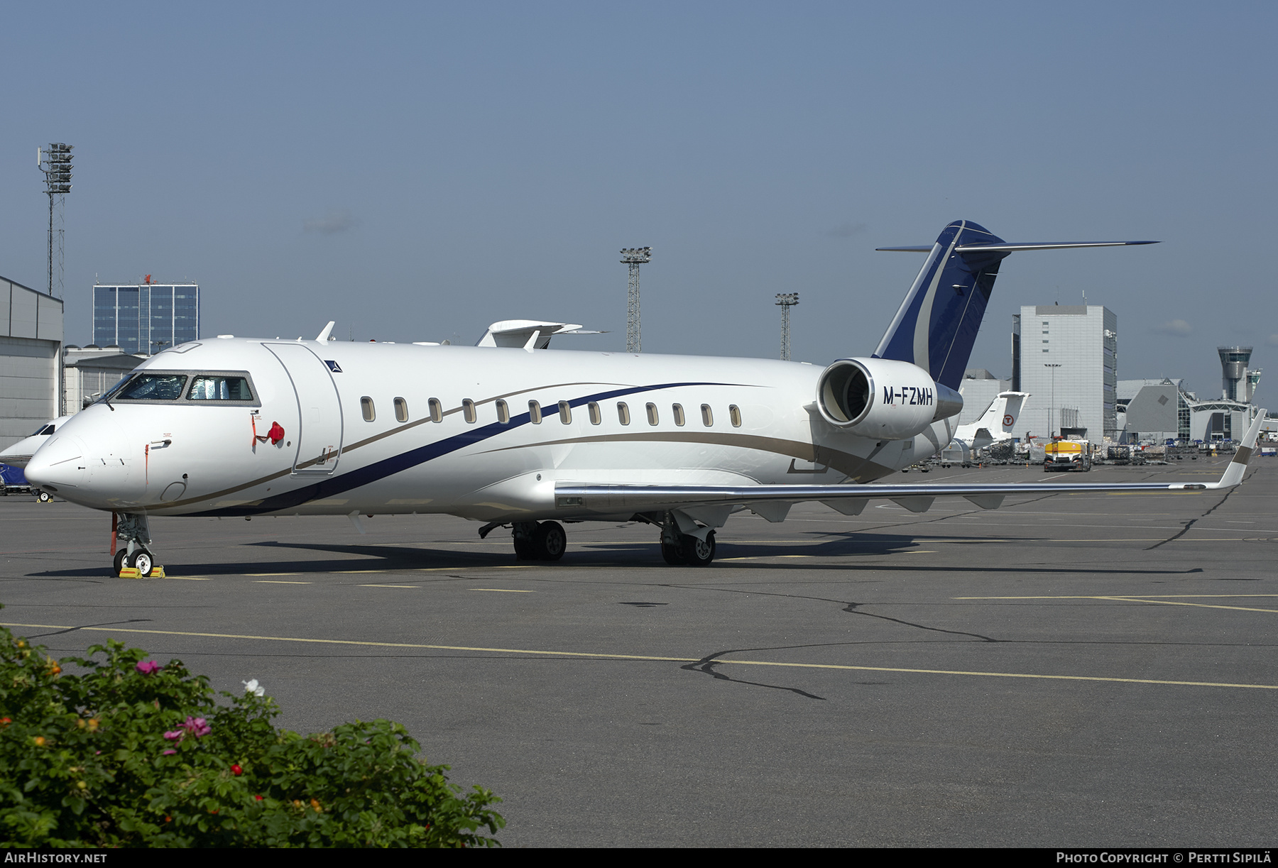 Aircraft Photo of M-FZMH | Bombardier Challenger 850 (CRJ-200SE/CL-600-2B19) | AirHistory.net #199563