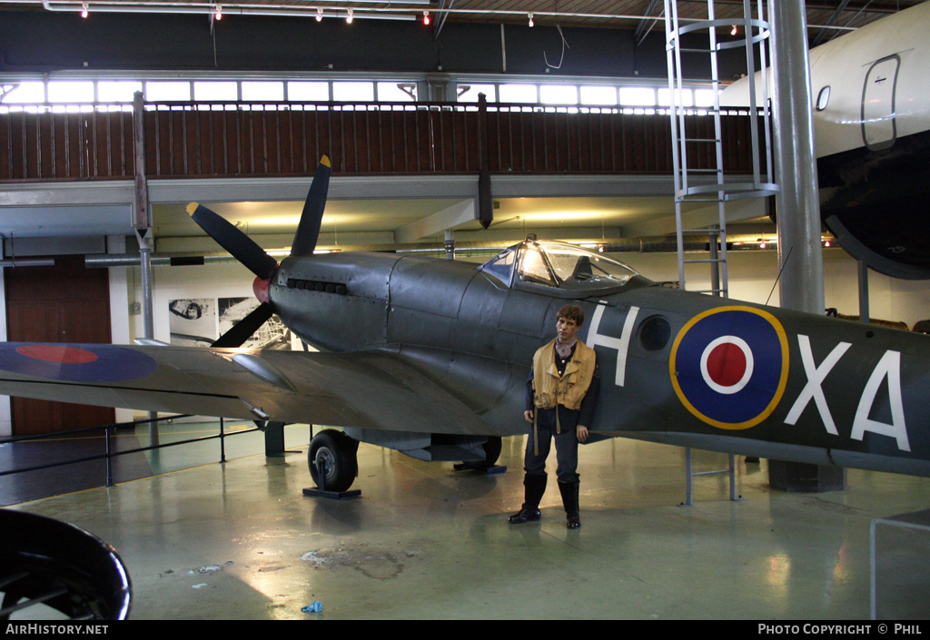 Aircraft Photo of MT847 | Supermarine 379 Spitfire FR14E | UK - Air Force | AirHistory.net #201497