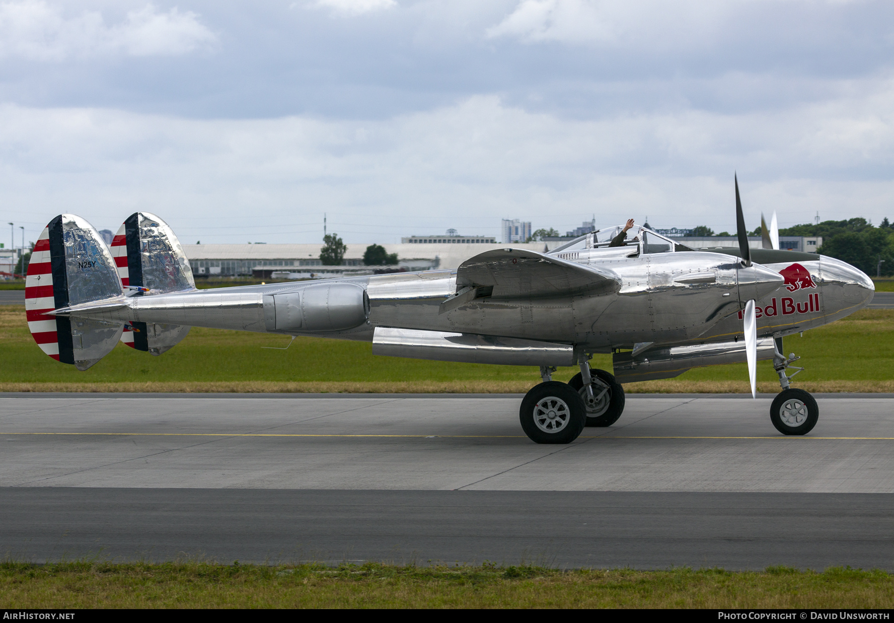 Aircraft Photo of N25Y | Lockheed P-38L Lightning | Red Bull | AirHistory.net #203101