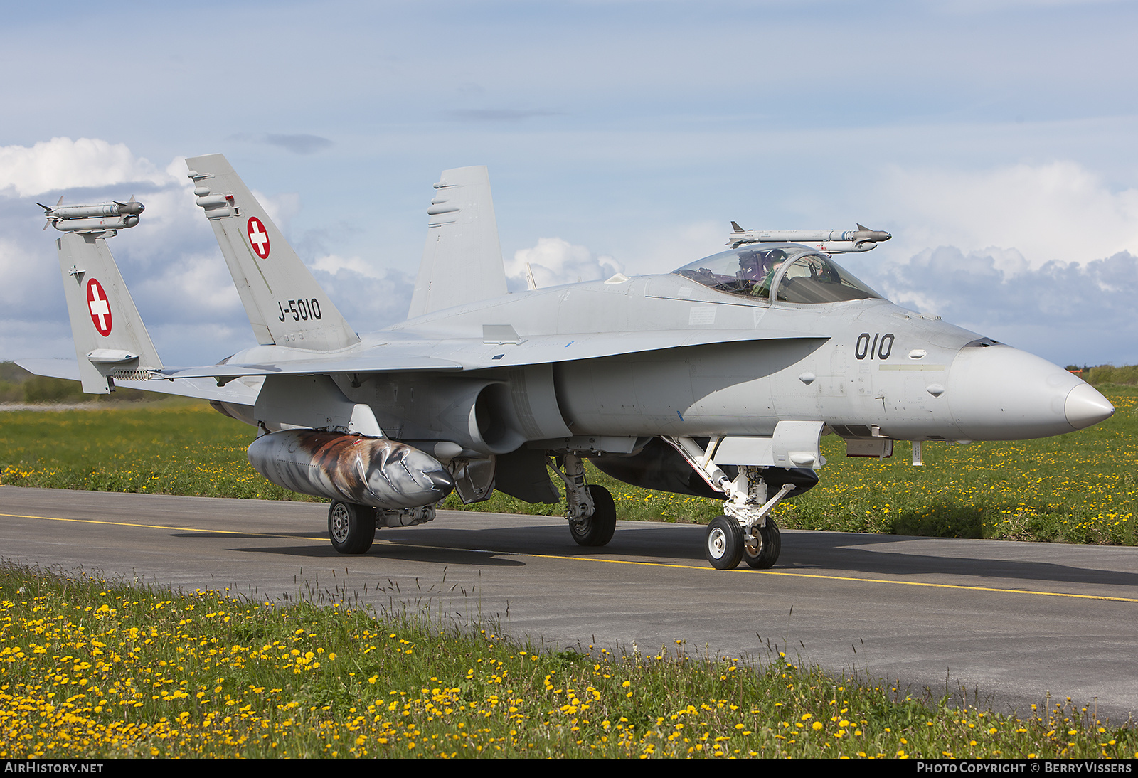 Aircraft Photo of J-5010 | McDonnell Douglas F/A-18C Hornet | Switzerland - Air Force | AirHistory.net #204958