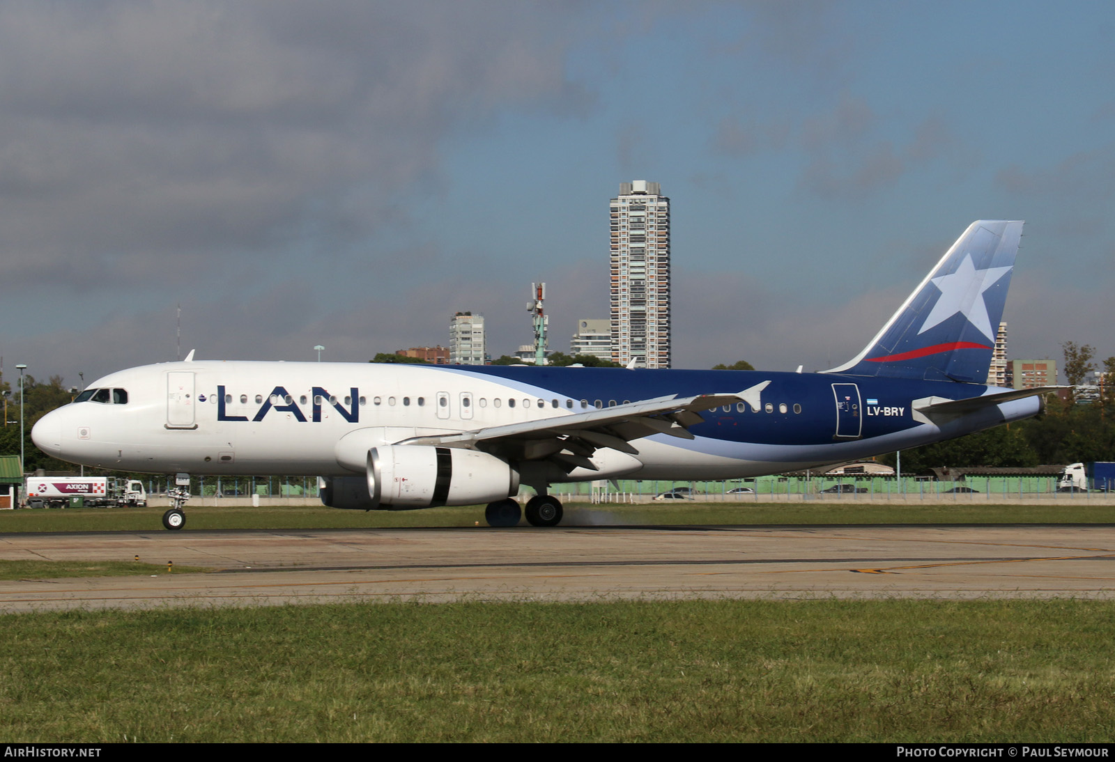 Aircraft Photo of LV-BRY | Airbus A320-233 | LAN Airlines - Línea Aérea Nacional | AirHistory.net #207220