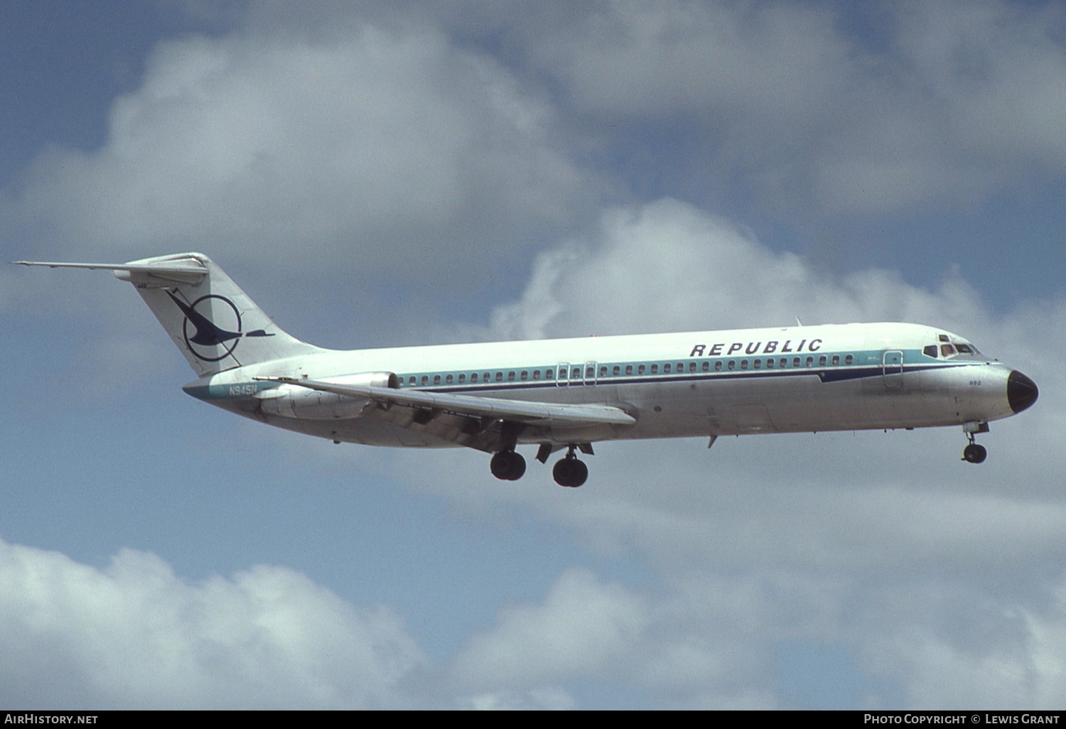 Aircraft Photo of N945N | McDonnell Douglas DC-9-31 | Republic Airlines | AirHistory.net #208385