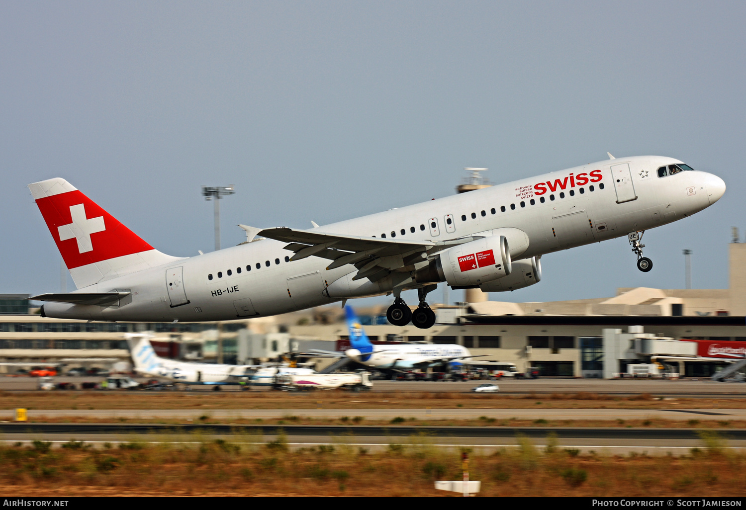 Aircraft Photo of HB-IJE | Airbus A320-214 | Swiss International Air Lines | AirHistory.net #209307