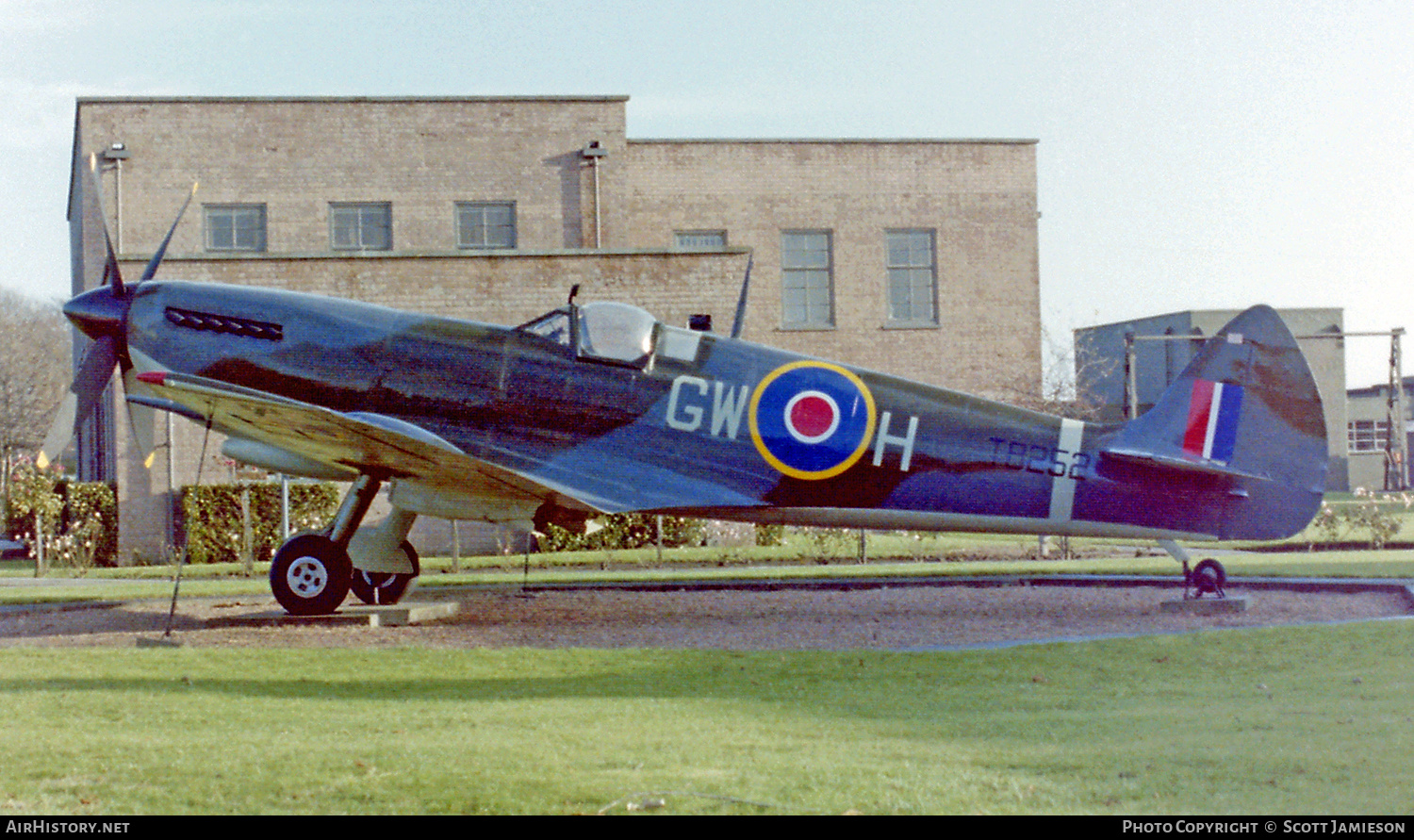 Aircraft Photo of TB252 | Supermarine 361 Spitfire LF16E | UK - Air Force | AirHistory.net #210598