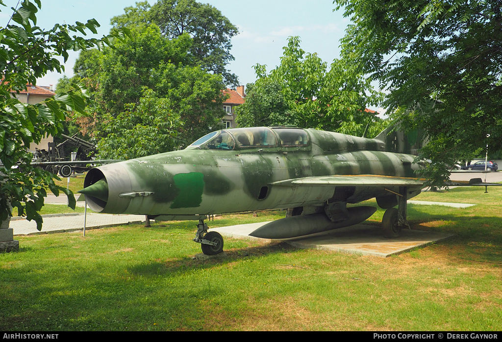 Aircraft Photo of 21 | Mikoyan-Gurevich MiG-21UM | Bulgaria - Air Force | AirHistory.net #213121