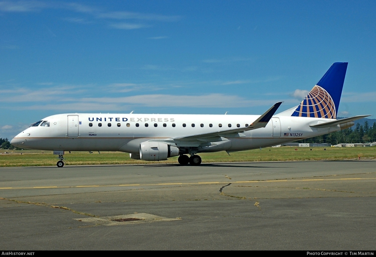 Aircraft Photo of N132SY | Embraer 175LR (ERJ-170-200LR) | United Express | AirHistory.net #213854