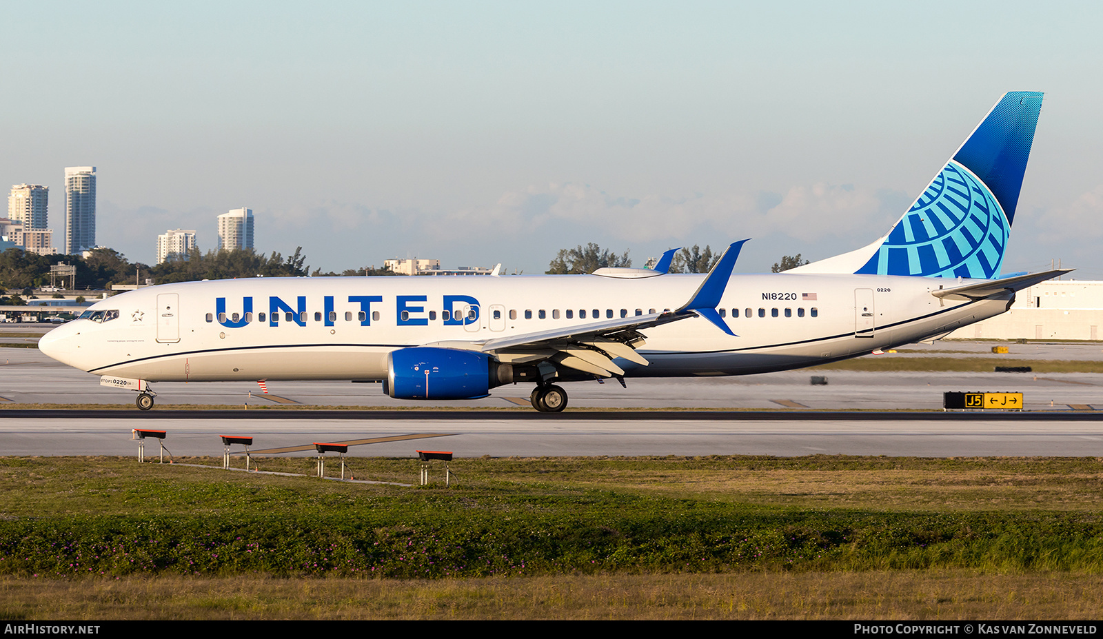 Aircraft Photo of N18120 | Boeing 737-824 | United Airlines | AirHistory.net #214383