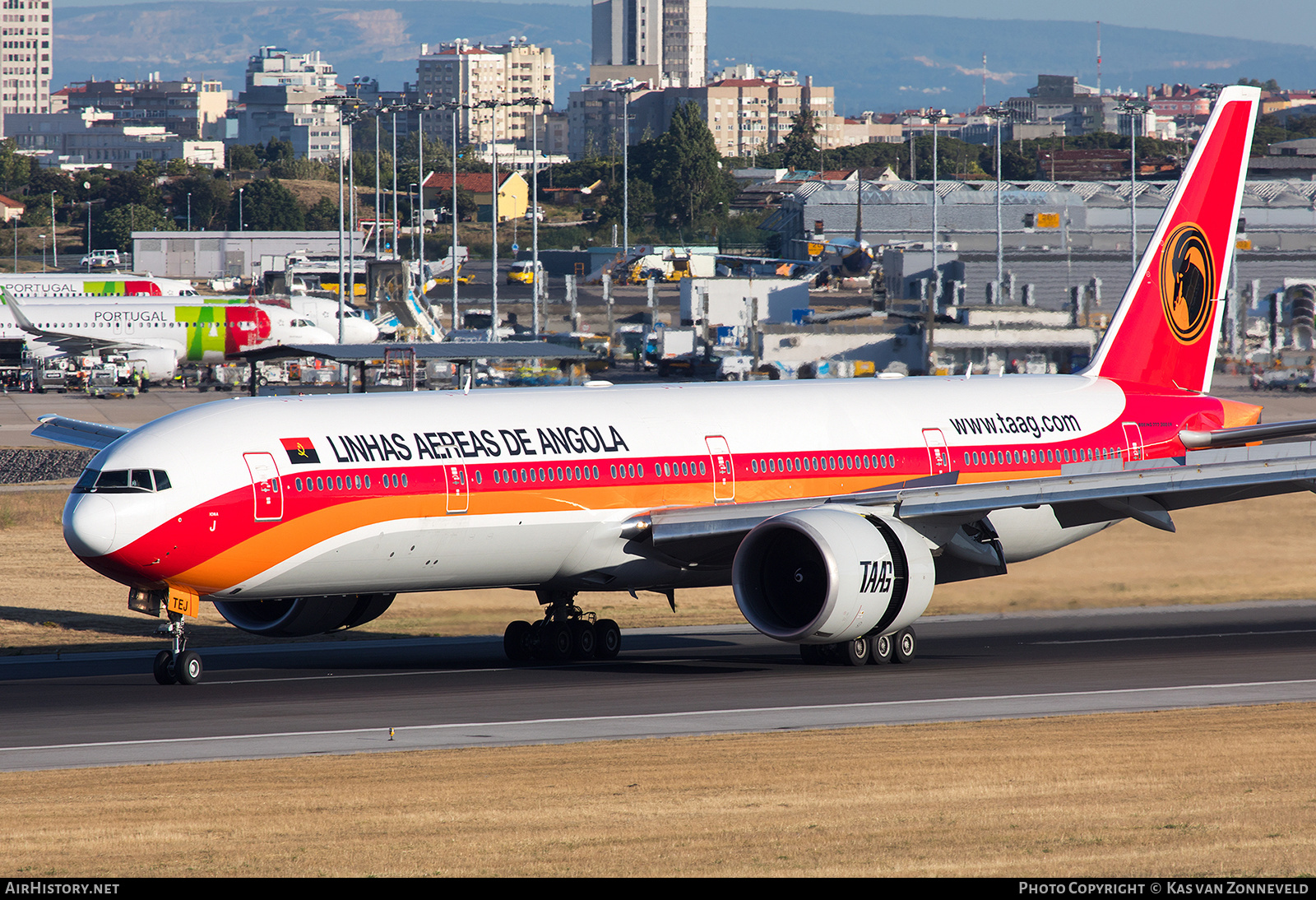Aircraft Photo of D2-TEJ | Boeing 777-3M2/ER | TAAG Angola Airlines - Linhas Aéreas de Angola | AirHistory.net #214768