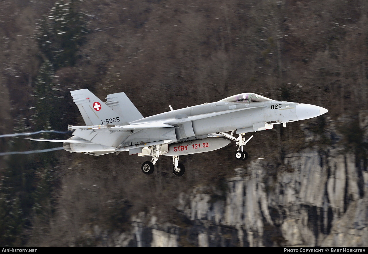 Aircraft Photo of J-5025 | McDonnell Douglas F/A-18C Hornet | Switzerland - Air Force | AirHistory.net #215125