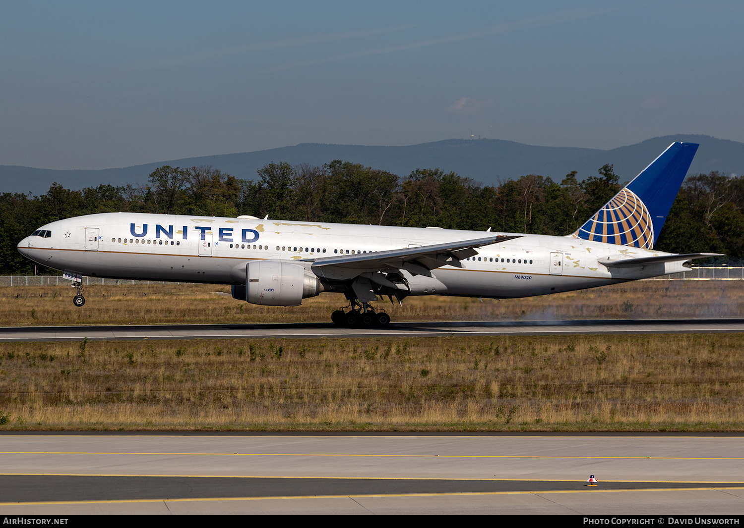 Aircraft Photo of N69020 | Boeing 777-224/ER | United Airlines | AirHistory.net #215838