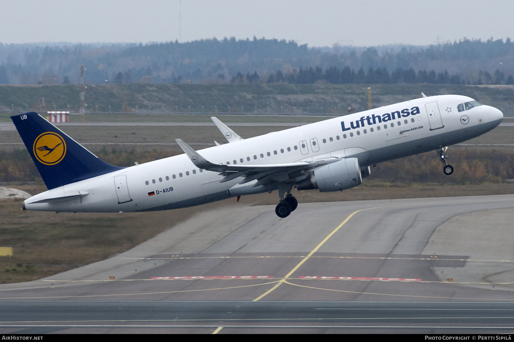 Aircraft Photo of D-AIUB | Airbus A320-214 | Lufthansa | AirHistory.net #216526
