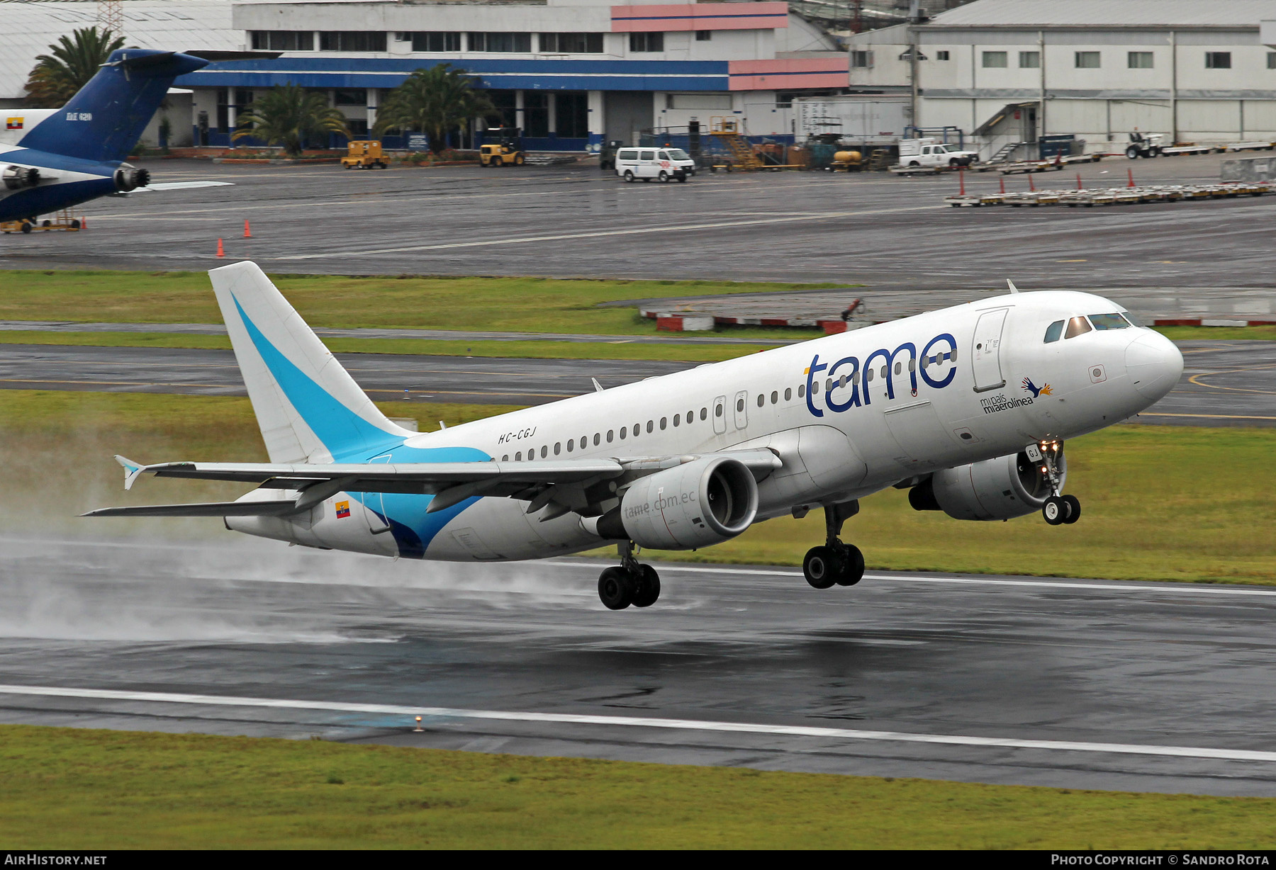 Aircraft Photo of HC-CGJ | Airbus A320-214 | TAME Línea Aérea del Ecuador | AirHistory.net #220131