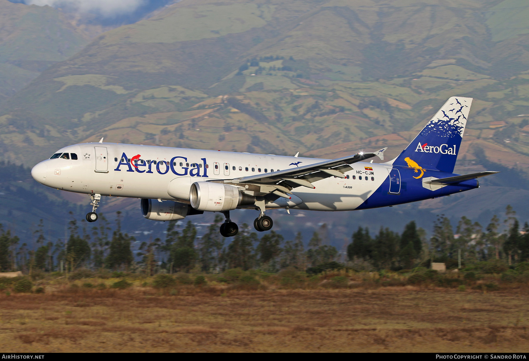 Aircraft Photo of HC-CJM | Airbus A320-214 | AeroGal | AirHistory.net #220309