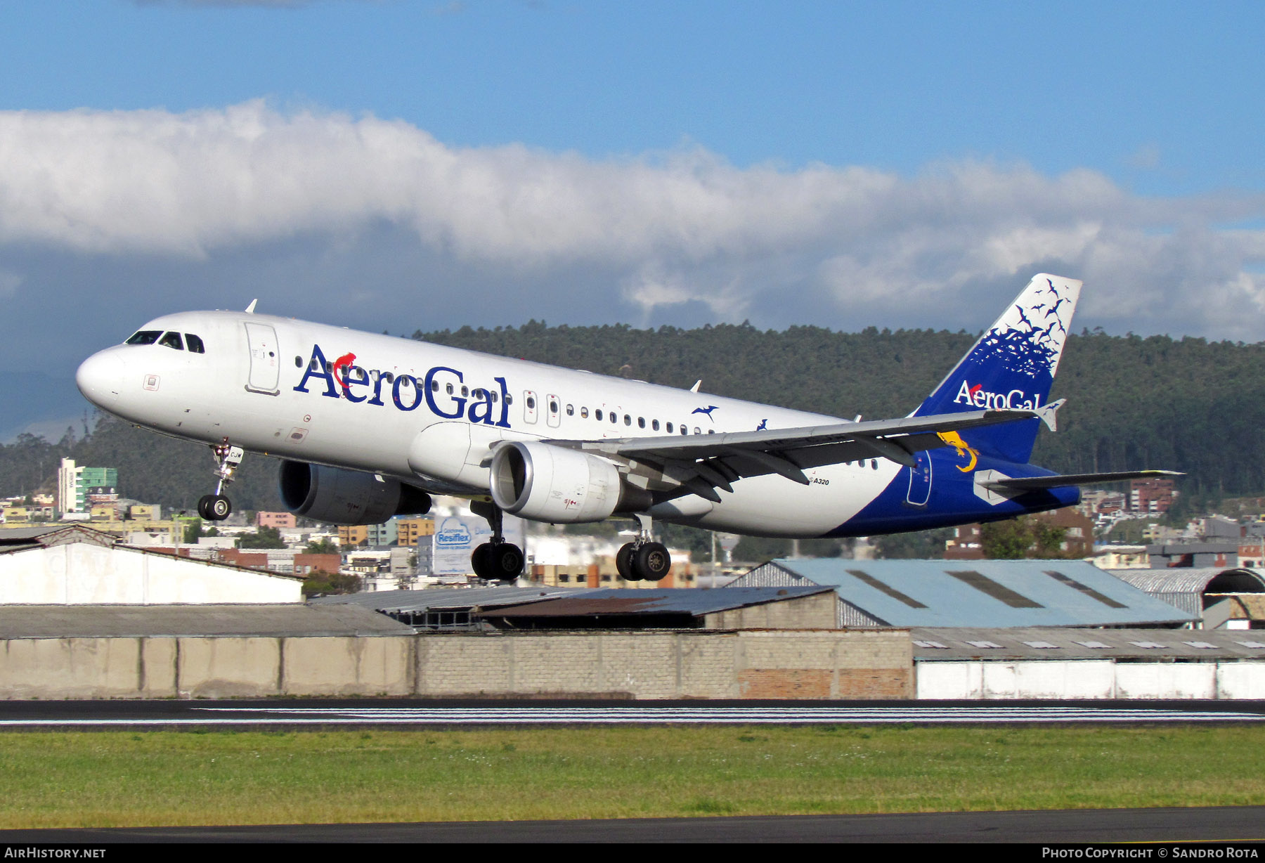 Aircraft Photo of HC-CJW | Airbus A320-214 | AeroGal | AirHistory.net #220331