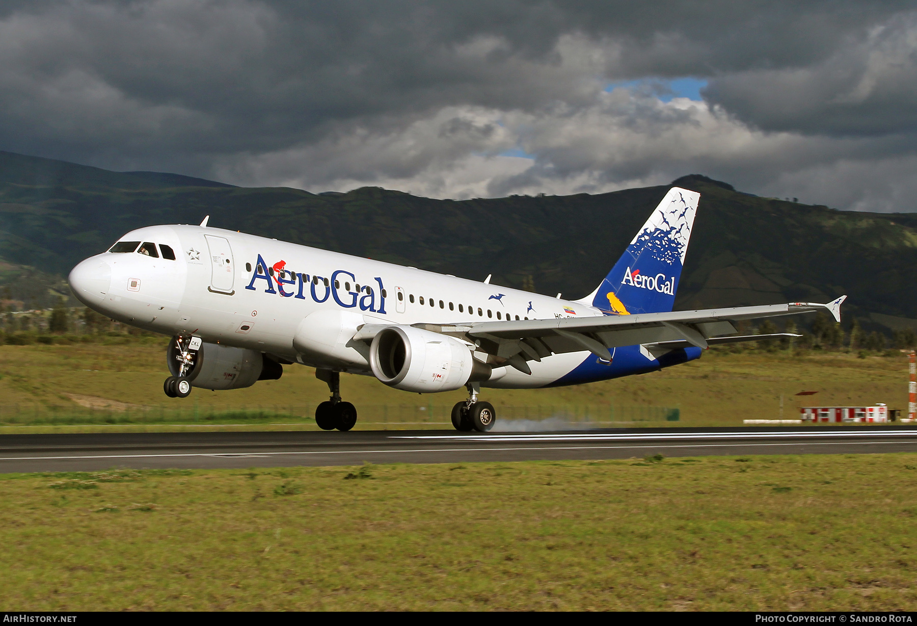 Aircraft Photo of HC-CKL | Airbus A319-112 | AeroGal | AirHistory.net #220434