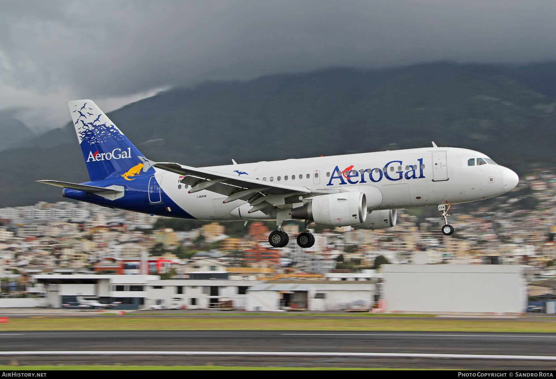 Aircraft Photo of HC-CKM | Airbus A319-112 | AeroGal | AirHistory.net #220437