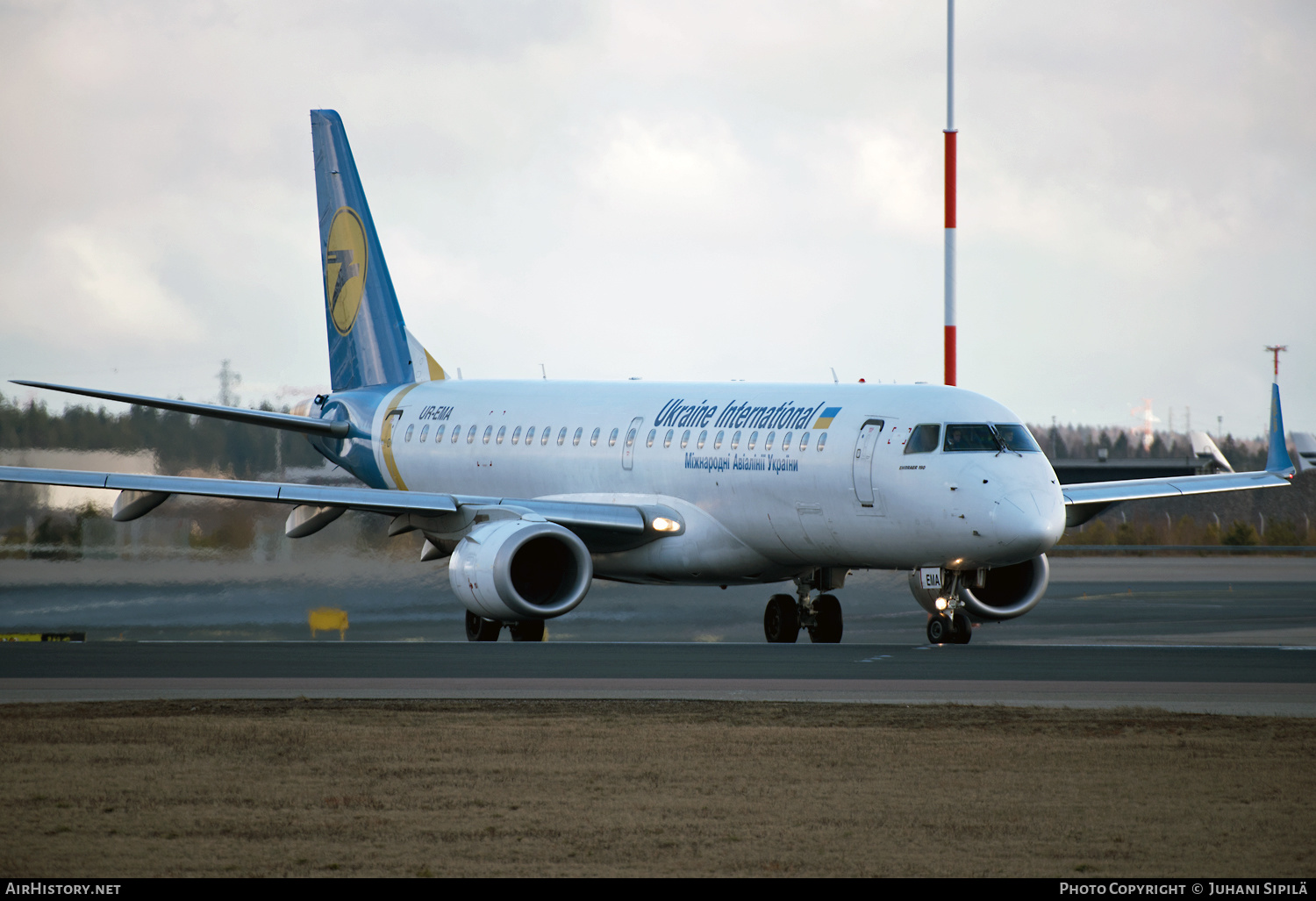 Aircraft Photo of UR-EMA | Embraer 190STD (ERJ-190-100STD) | Ukraine International Airlines | AirHistory.net #221901