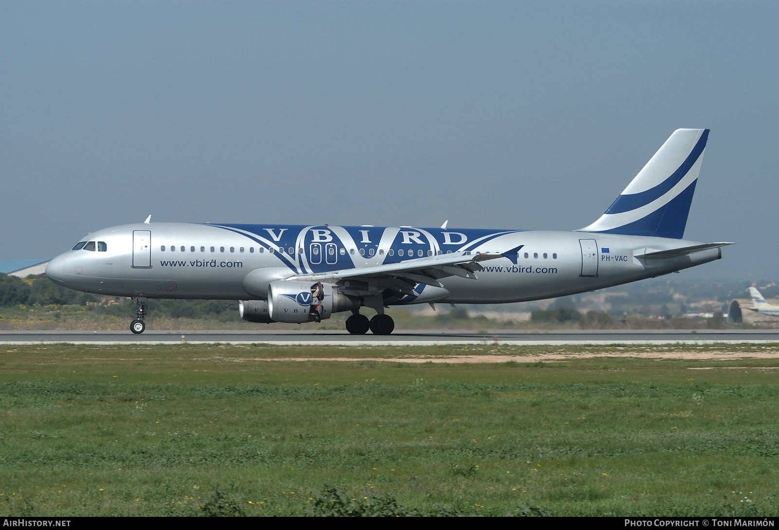 Aircraft Photo of PH-VAC | Airbus A320-212 | V Bird | AirHistory.net #223610