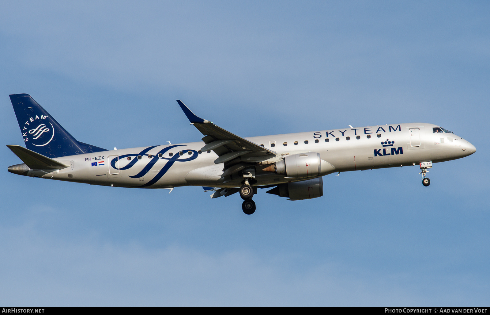 Aircraft Photo of PH-EZX | Embraer 190STD (ERJ-190-100STD) | KLM - Royal Dutch Airlines | AirHistory.net #225402