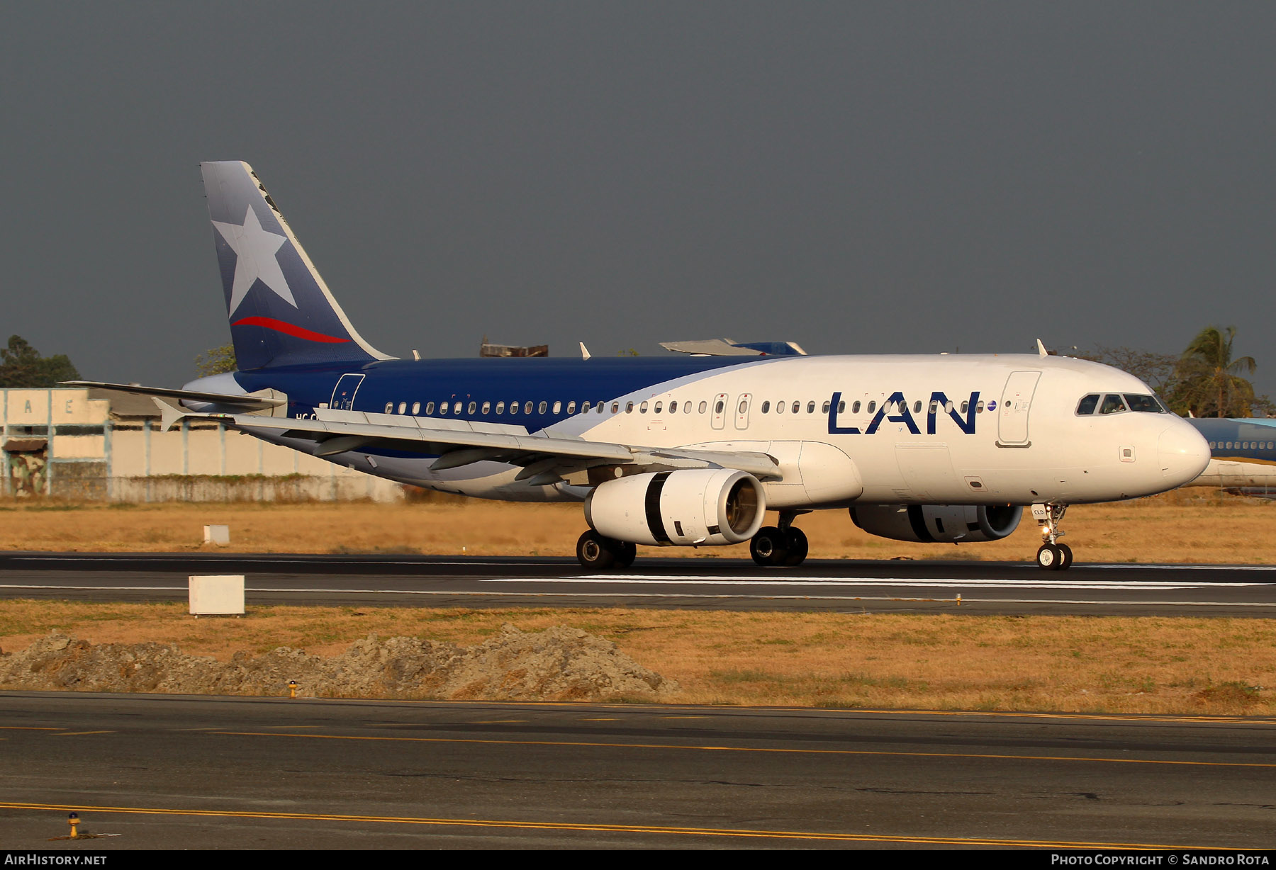 Aircraft Photo of HC-CLD | Airbus A320-233 | LAN Airlines - Línea Aérea Nacional | AirHistory.net #230013