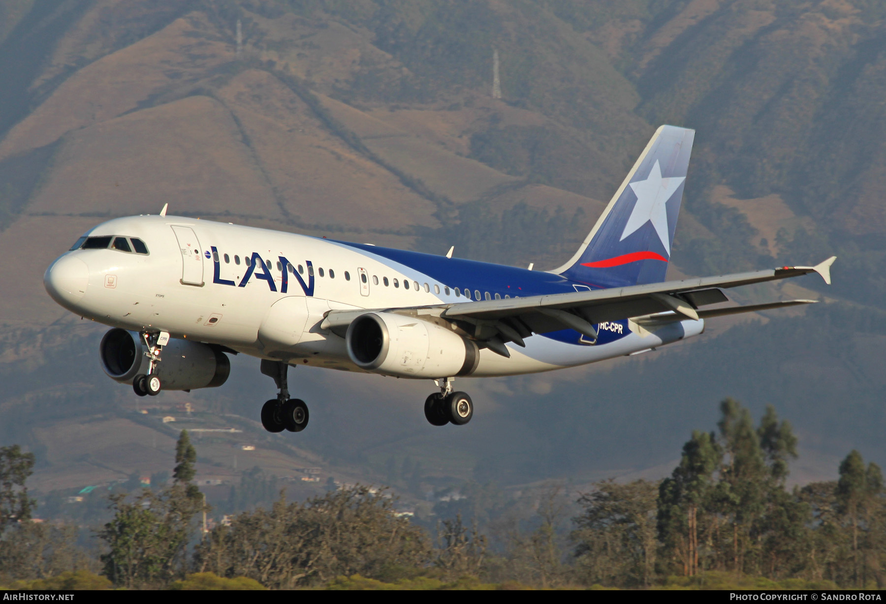 Aircraft Photo of HC-CPR | Airbus A319-132 | LAN Airlines - Línea Aérea Nacional | AirHistory.net #230018