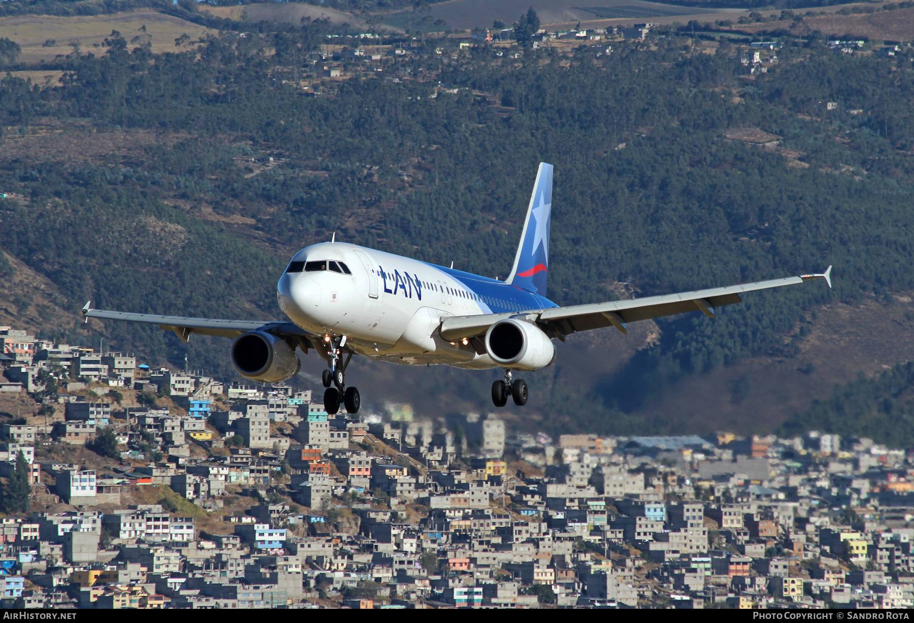 Aircraft Photo of HC-CLA | Airbus A320-233 | LAN Airlines - Línea Aérea Nacional | AirHistory.net #230029