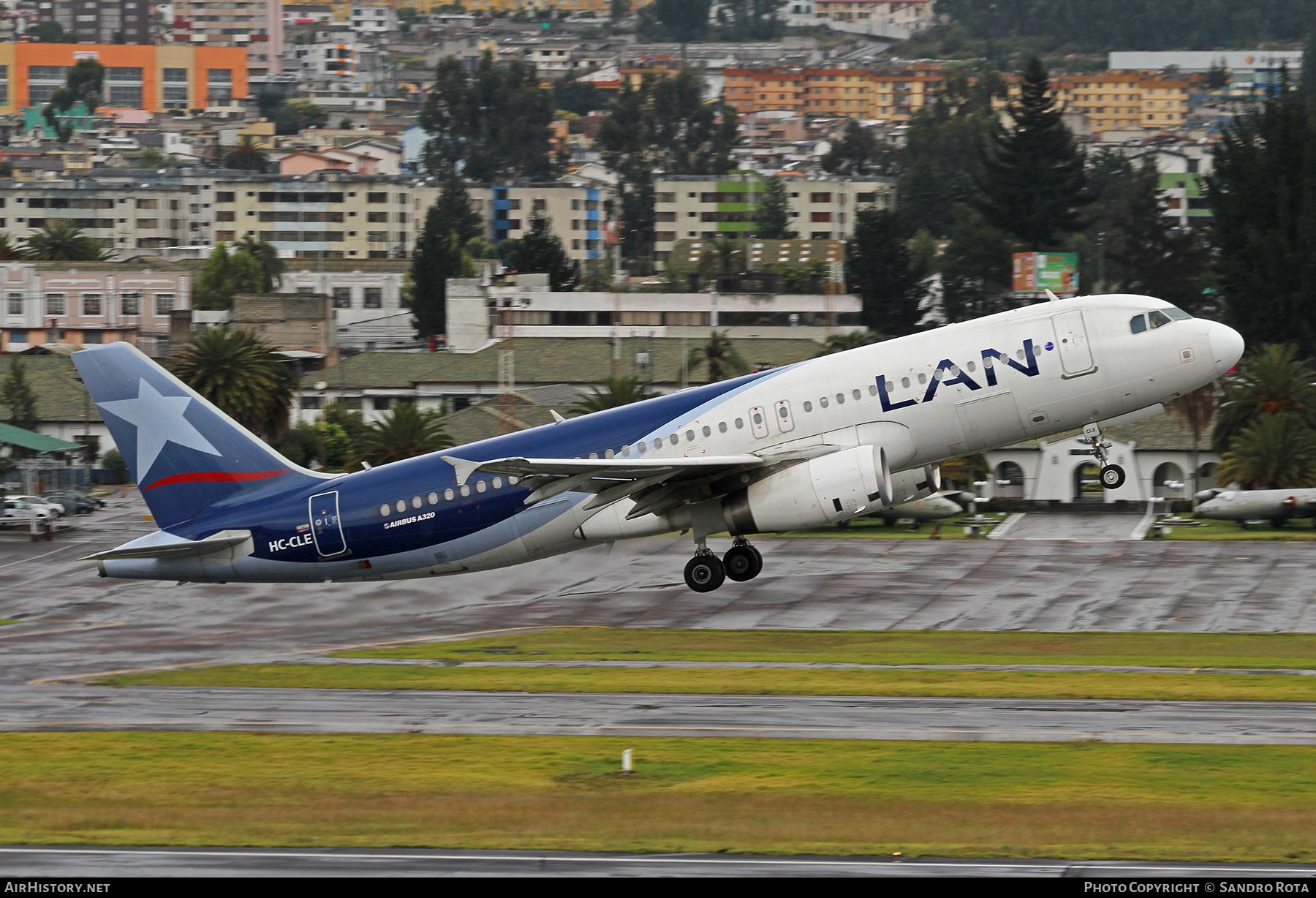 Aircraft Photo of HC-CLE | Airbus A320-233 | LAN Airlines - Línea Aérea Nacional | AirHistory.net #230030