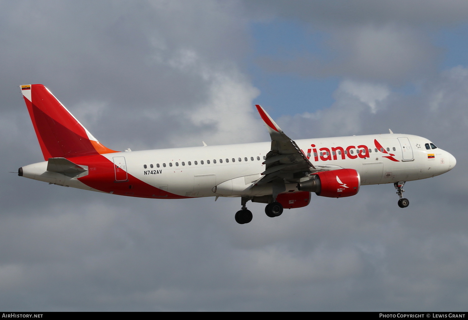 Aircraft Photo of N742AV | Airbus A320-214 | Avianca | AirHistory.net #232441