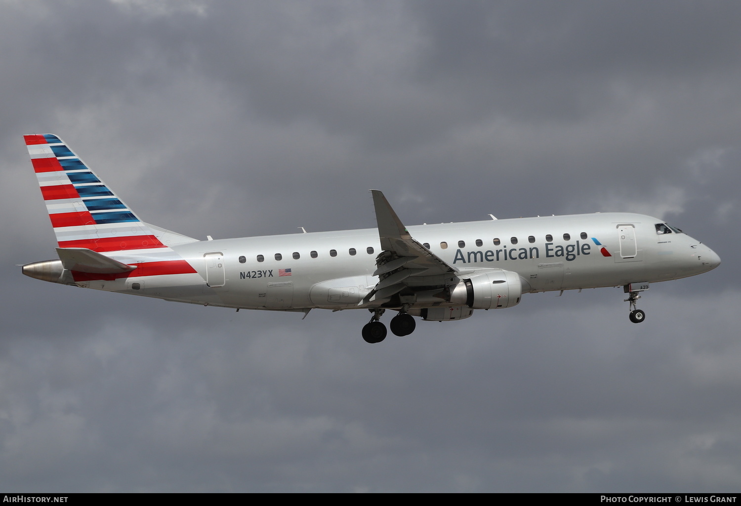 Aircraft Photo of N423YX | Embraer 175LR (ERJ-170-200LR) | American Eagle | AirHistory.net #233012
