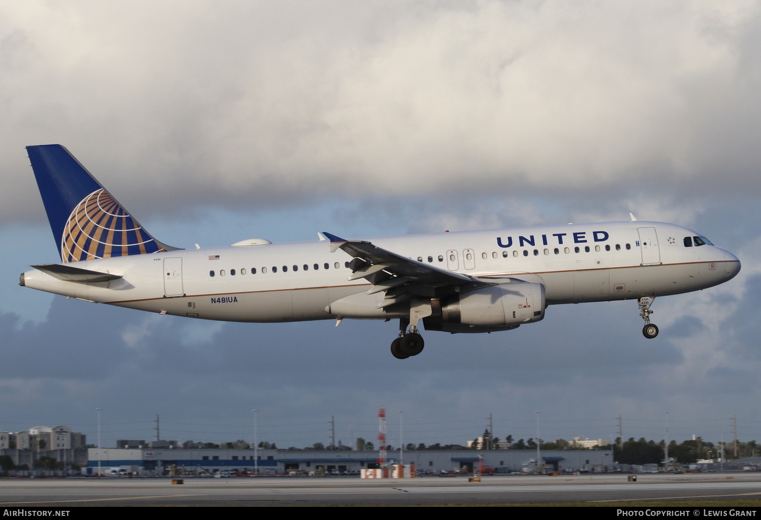 Aircraft Photo of N481UA | Airbus A320-232 | United Airlines | AirHistory.net #233930