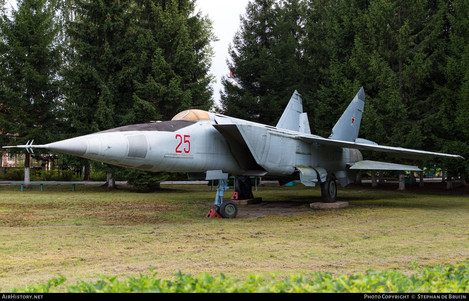 Aircraft Photo of 25 red | Mikoyan-Gurevich MiG-25 | Russia - Air Force | AirHistory.net #234068