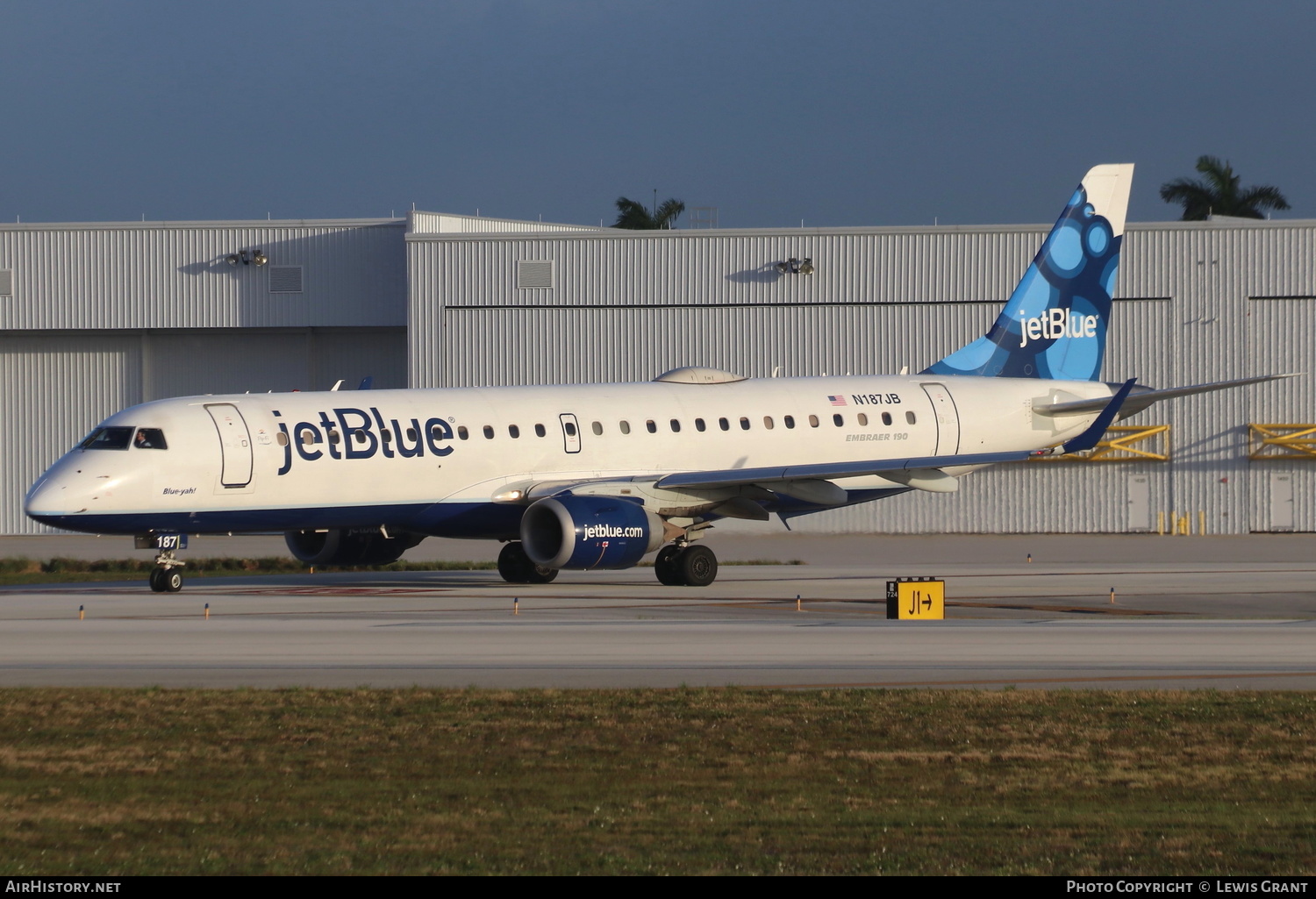 Aircraft Photo of N187JB | Embraer 190AR (ERJ-190-100IGW) | AirHistory.net #234105