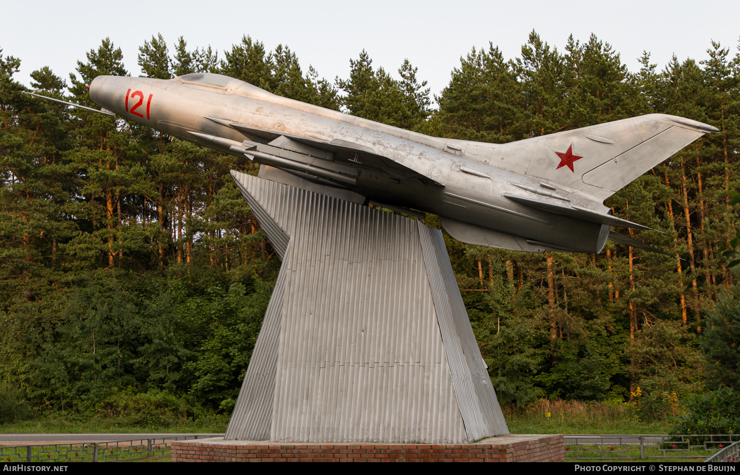Aircraft Photo of 121 red | Mikoyan-Gurevich MiG-21F-13 | Soviet Union - Air Force | AirHistory.net #234485