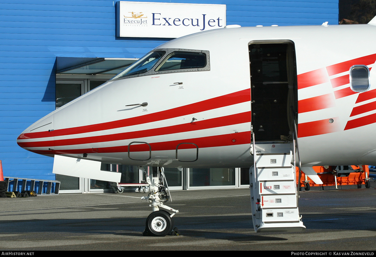 Aircraft Photo of OE-HPZ | Bombardier Challenger 300 (BD-100-1A10) | AirHistory.net #236080