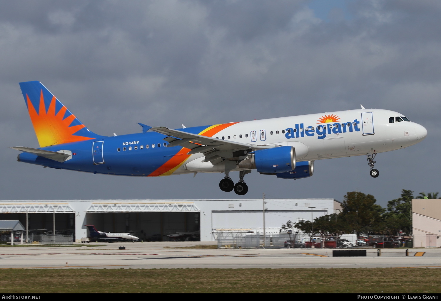 Aircraft Photo of N244NV | Airbus A320-214 | Allegiant Air | AirHistory.net #236548