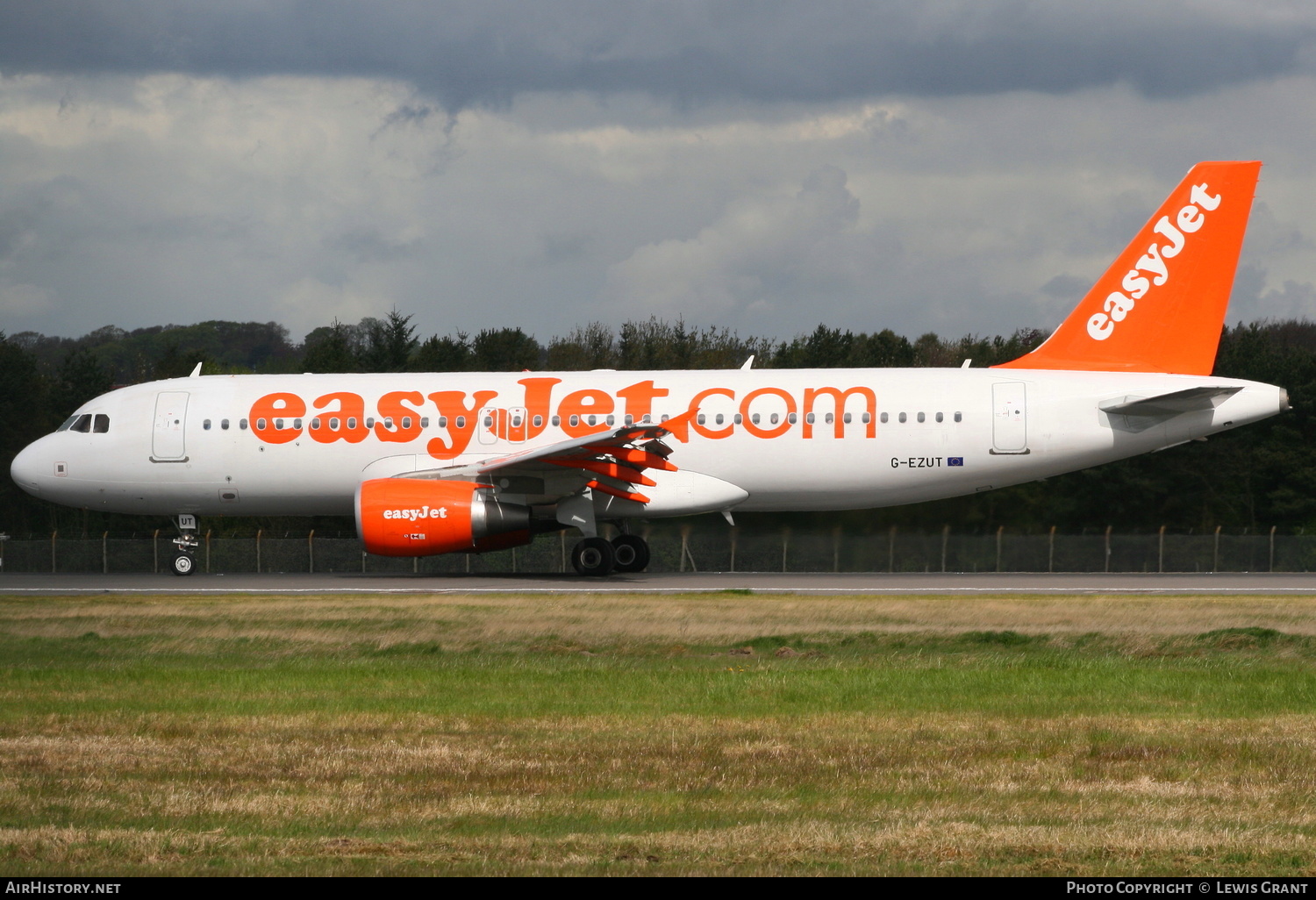 Aircraft Photo of G-EZUT | Airbus A320-214 | EasyJet | AirHistory.net #237220