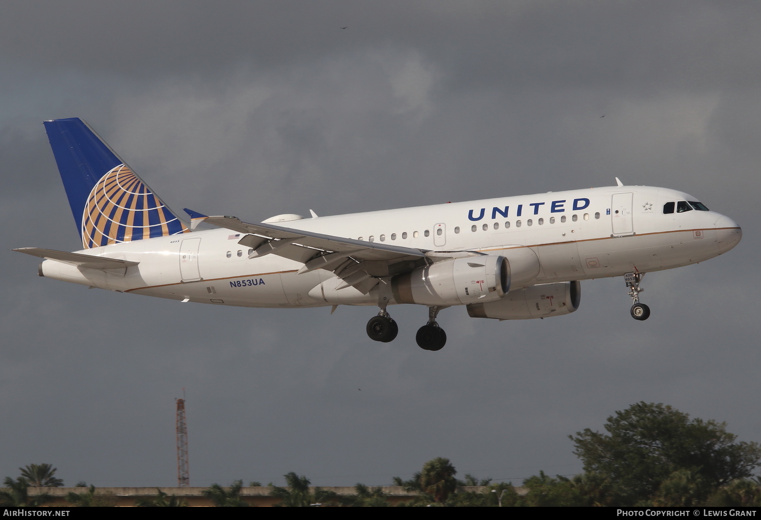 Aircraft Photo of N853UA | Airbus A319-131 | United Airlines | AirHistory.net #237704