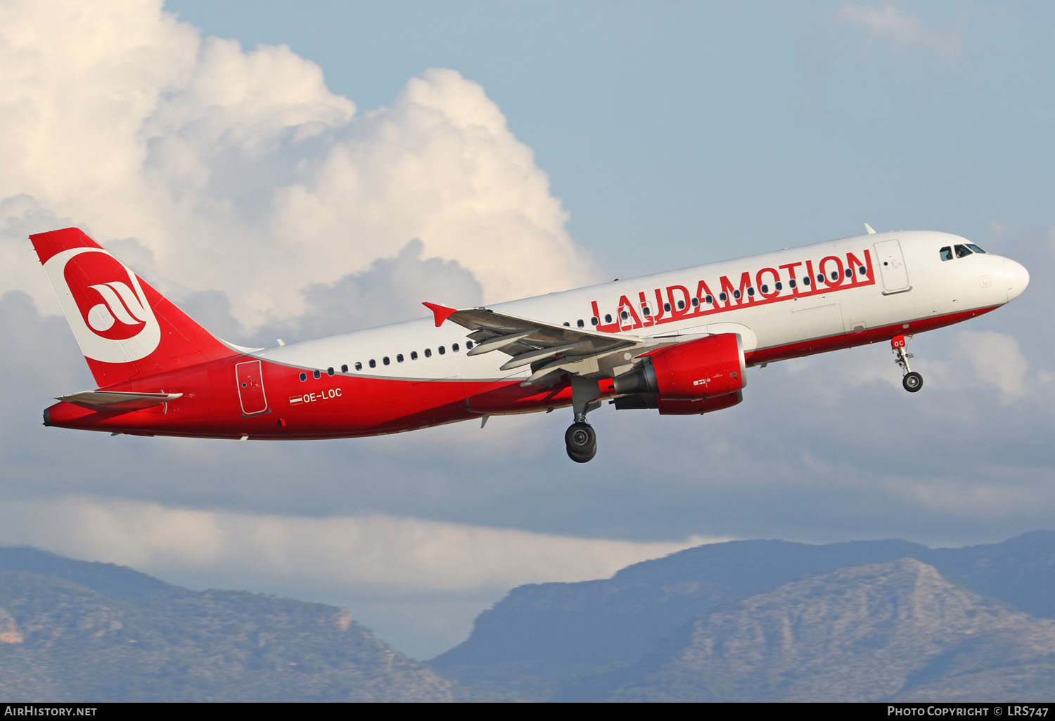 Aircraft Photo of OE-LOC | Airbus A320-214 | Laudamotion | AirHistory.net #239823