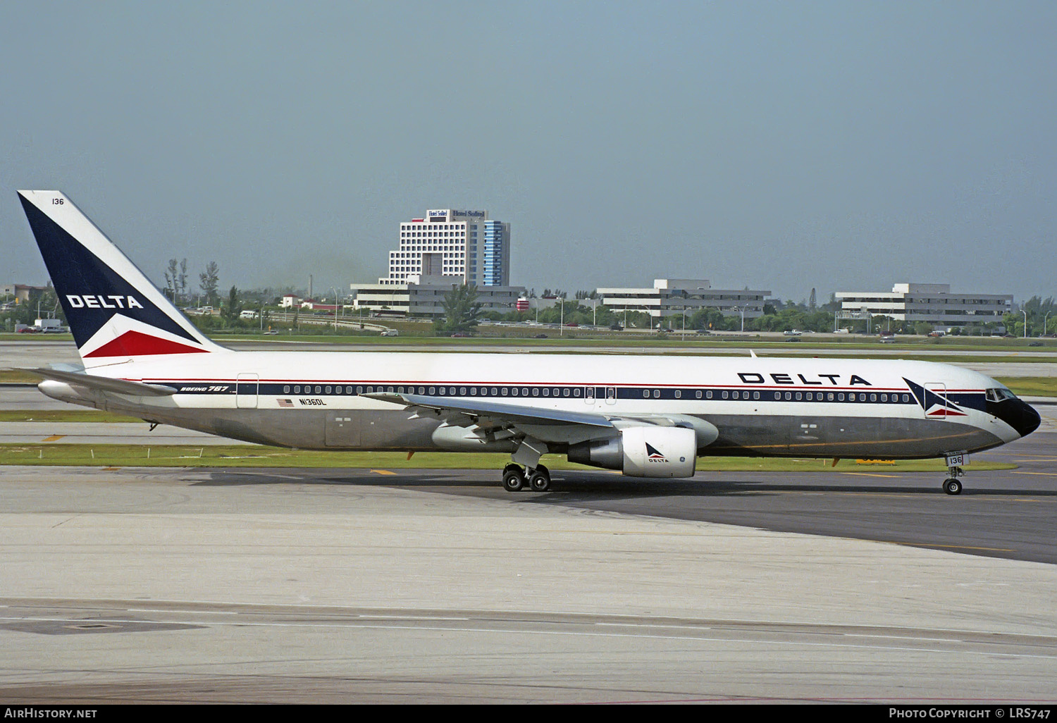 Aircraft Photo of N136DL | Boeing 767-332 | Delta Air Lines | AirHistory.net #241447