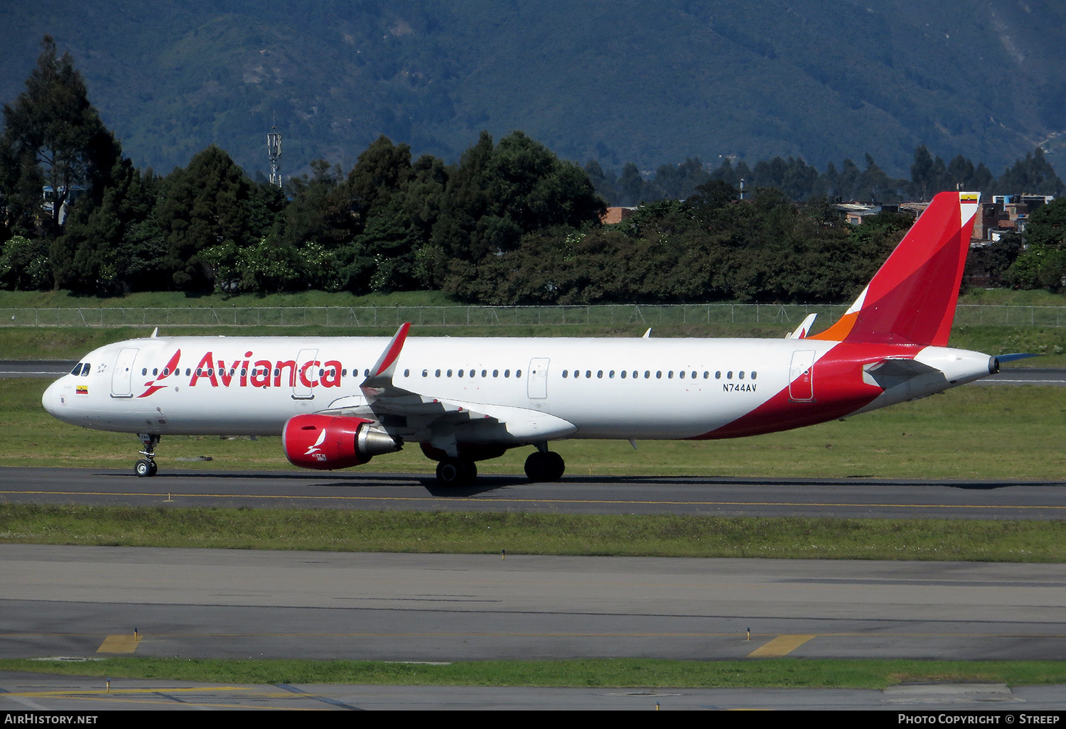 Aircraft Photo of N744AV | Airbus A321-211 | Avianca | AirHistory.net #242776