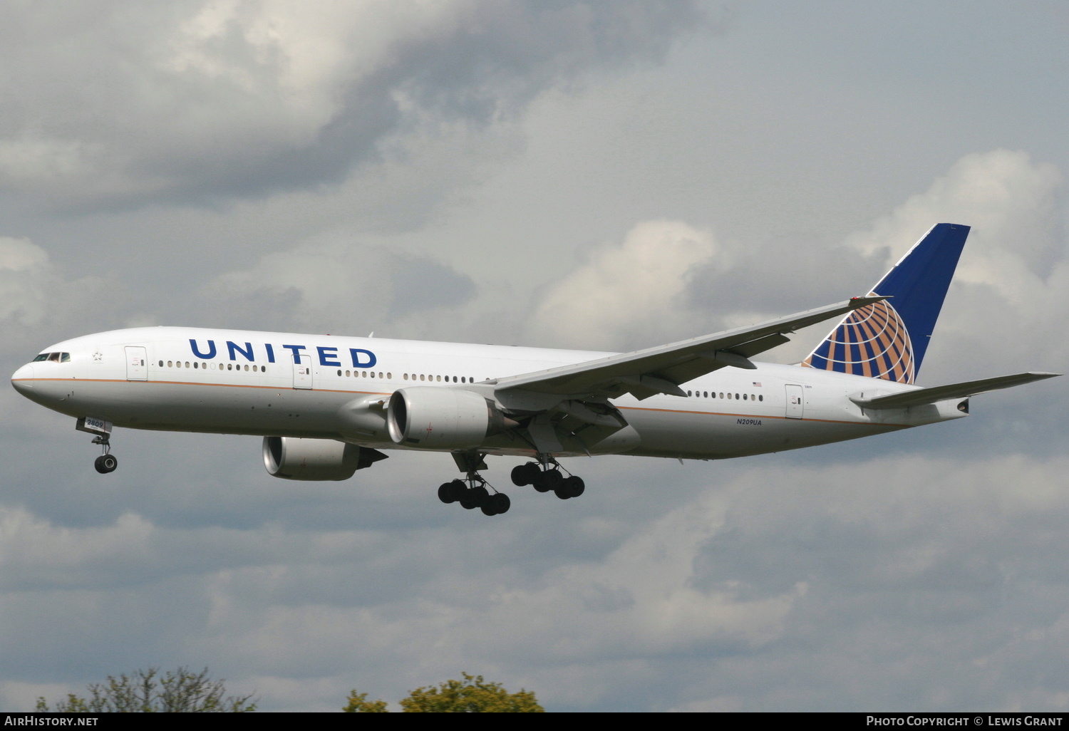 Aircraft Photo of N209UA | Boeing 777-222/ER | United Airlines | AirHistory.net #244008