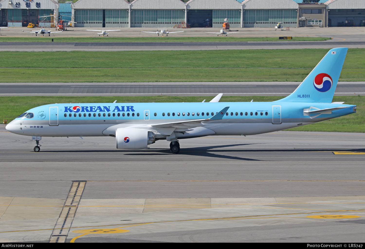 Aircraft Photo of HL8311 | Bombardier CSeries CS300 (BD-500-1A11) | Korean Air | AirHistory.net #245448