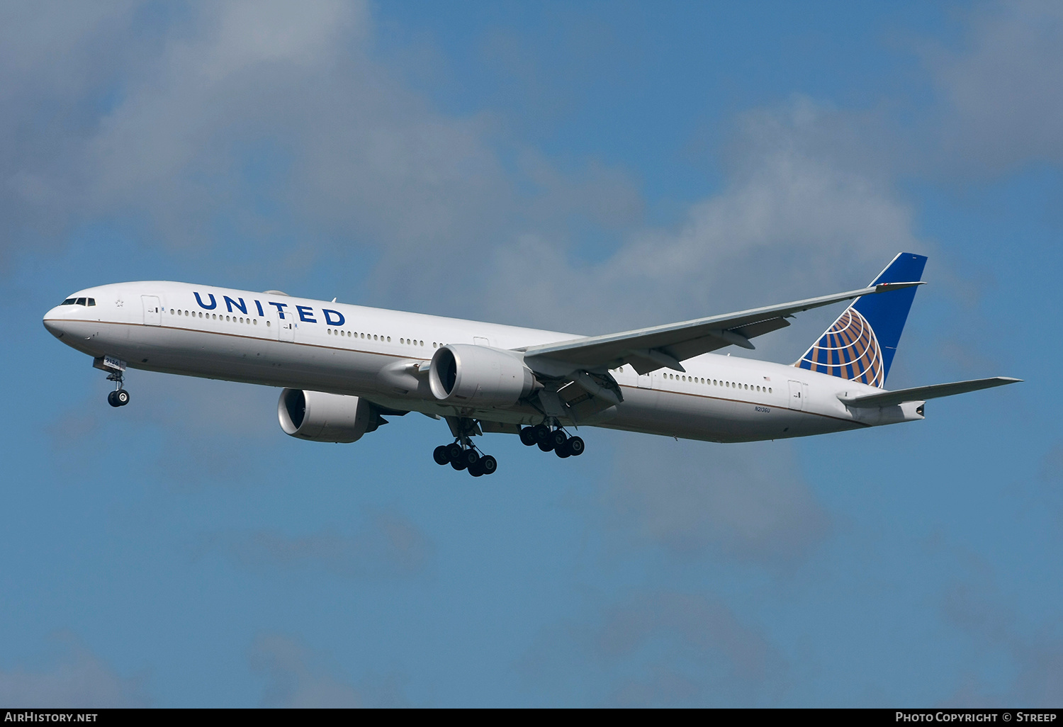 Aircraft Photo of N2136U | Boeing 777-300/ER | United Airlines | AirHistory.net #245755