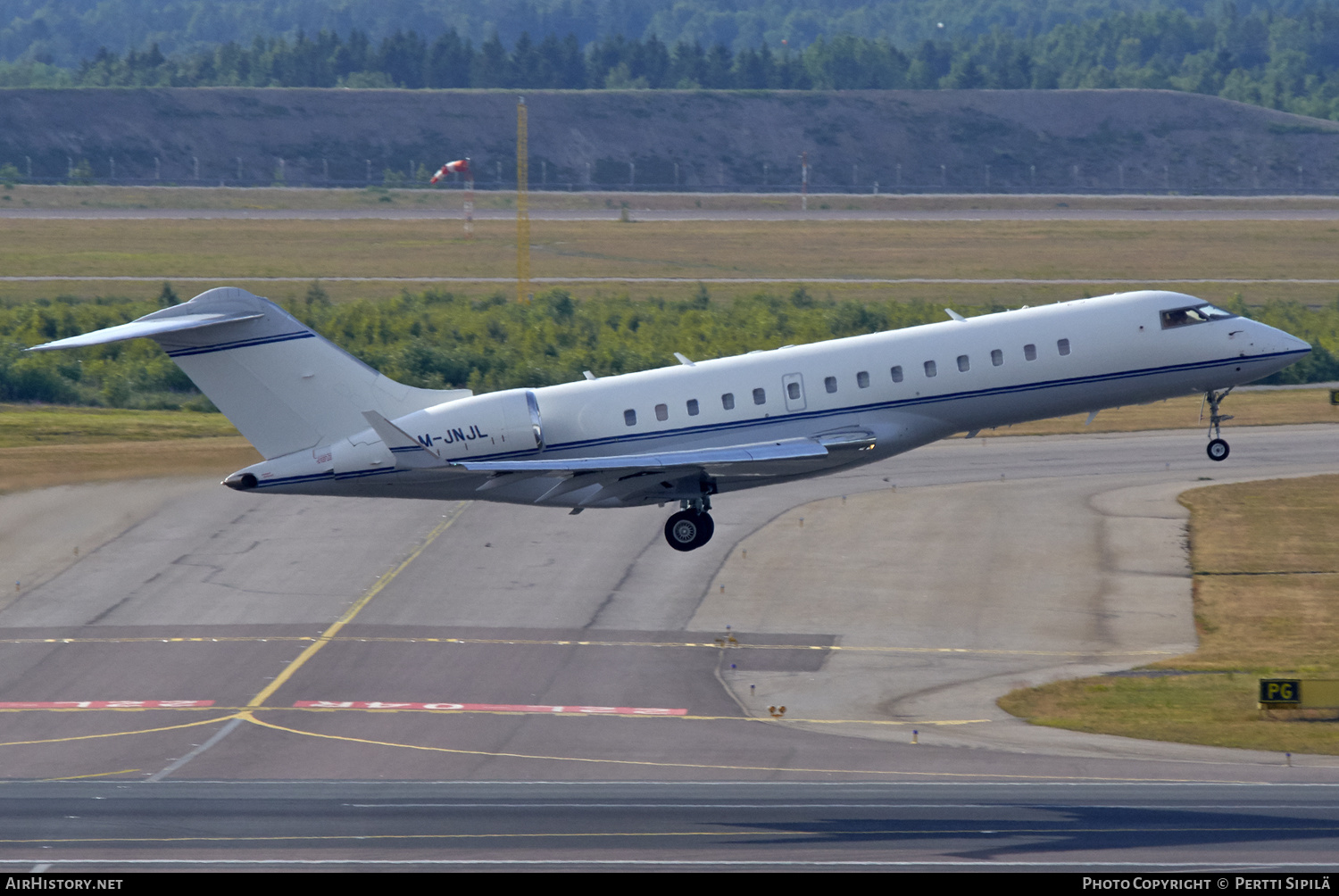 Aircraft Photo of M-JNJL | Bombardier Global Express (BD-700-1A10) | AirHistory.net #246190