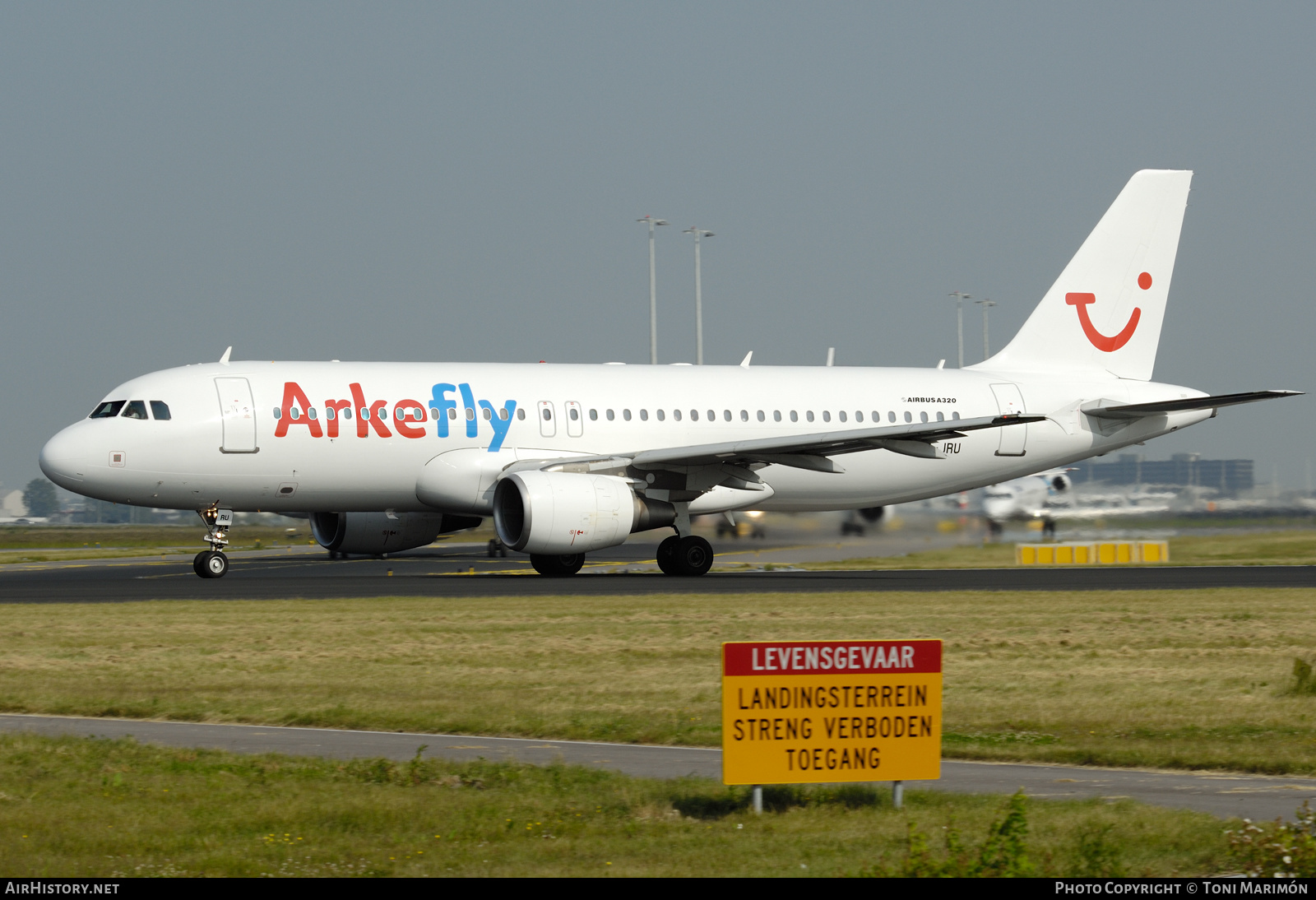 Aircraft Photo of EC-JRU | Airbus A320-214 | ArkeFly | AirHistory.net #246939